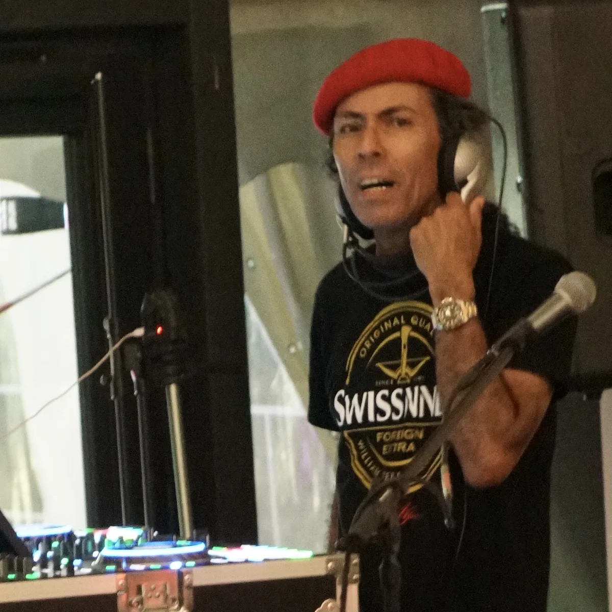 DJ Smilin' Joe avec casque et micro