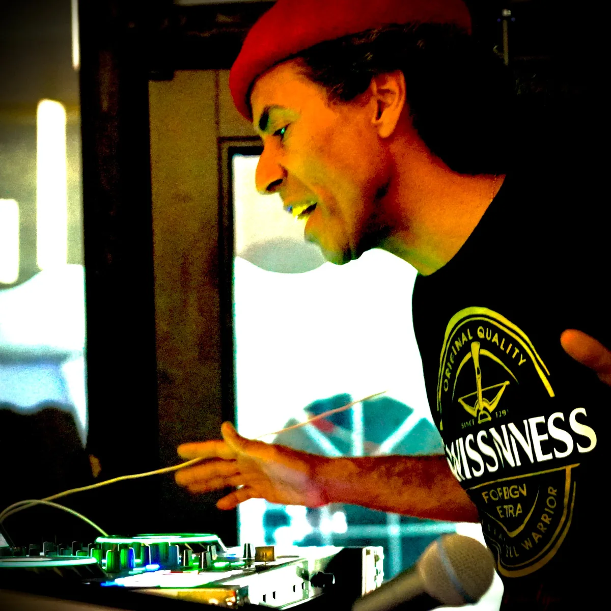 DJ Smilin' Joe en pleine sélection musicale