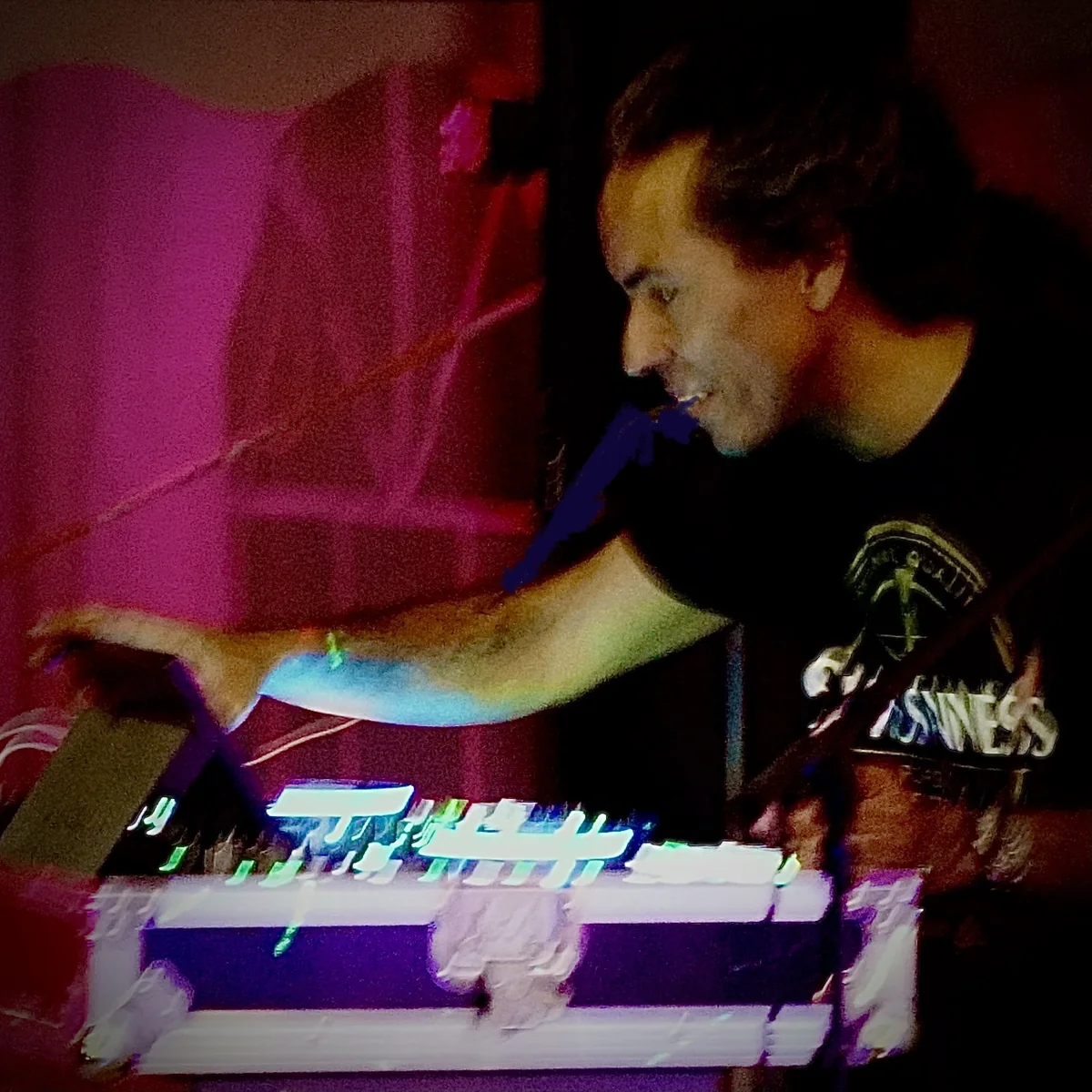 DJ Smilin' Joe en train de mixer